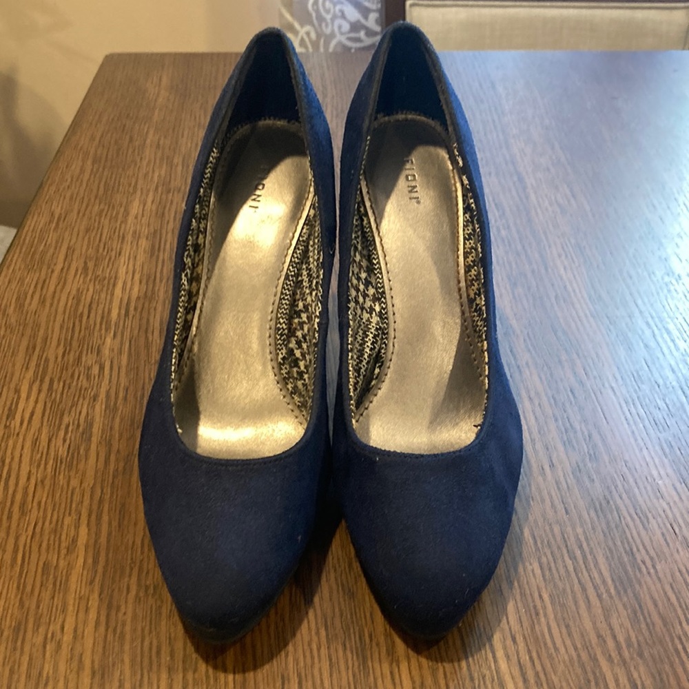 Fioni blue suede pumps.